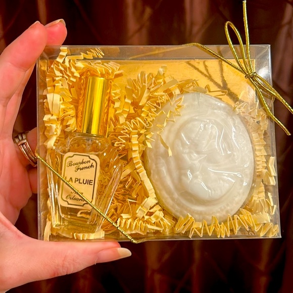 Bourbon French Other - ⚜️NIB HTF Bourbon French New Orleans “La Pluie” Perfume/Cameo Soap Gift Set